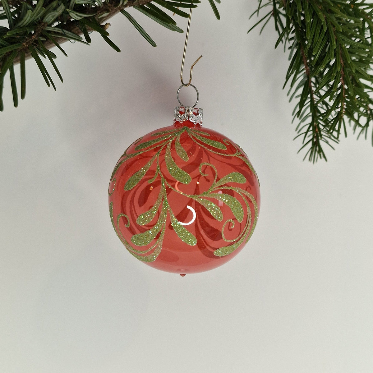 6cm, dekorerad transparent, röd/rosa med glittrigna girlanger - Julstämning.se