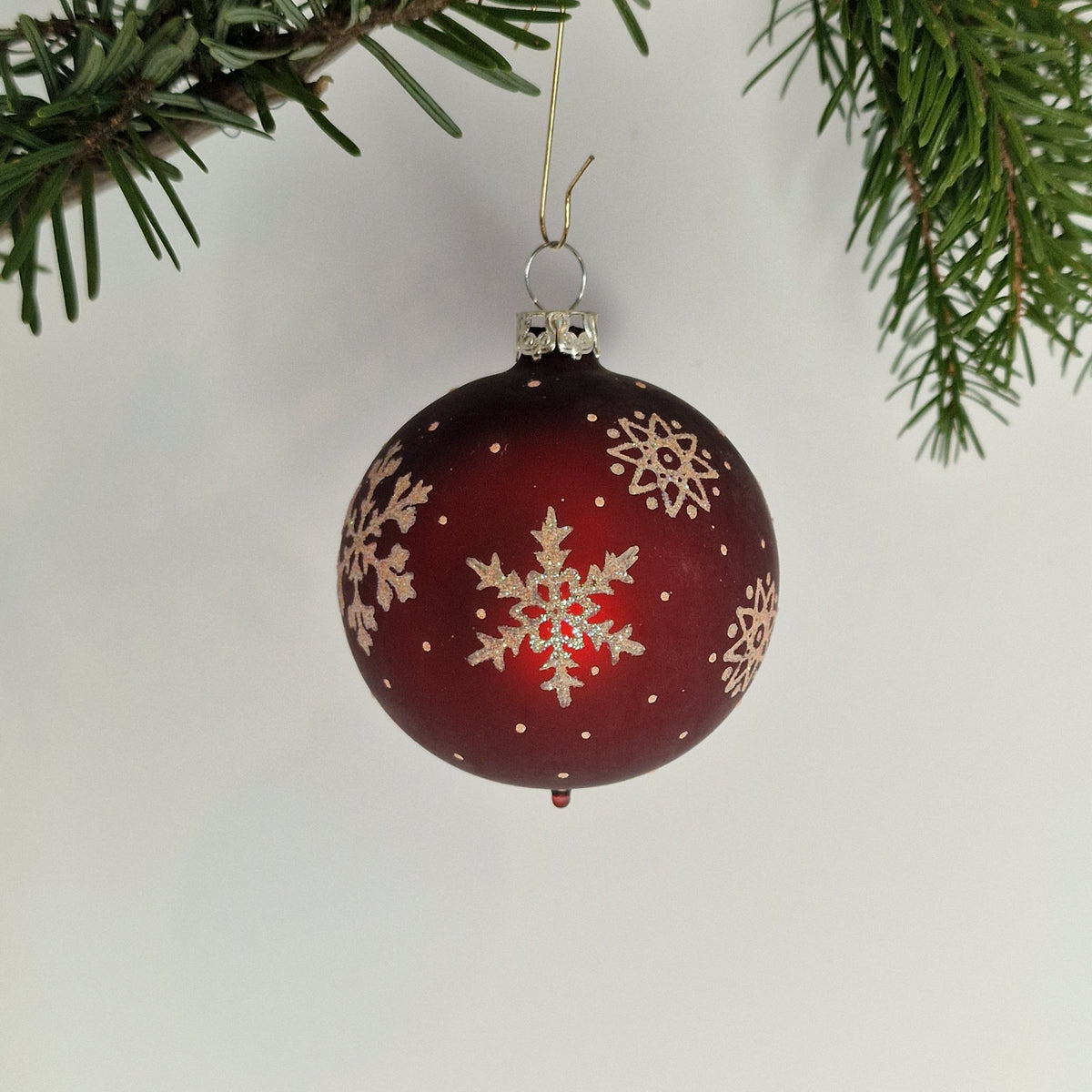 6cm, dekorerad matt djupröd/oxblod med stärnor - Julstämning.se