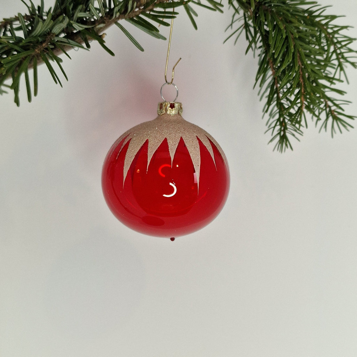 6cm, dekorerad transparent klarröd med snötopping - Julstämning.se
