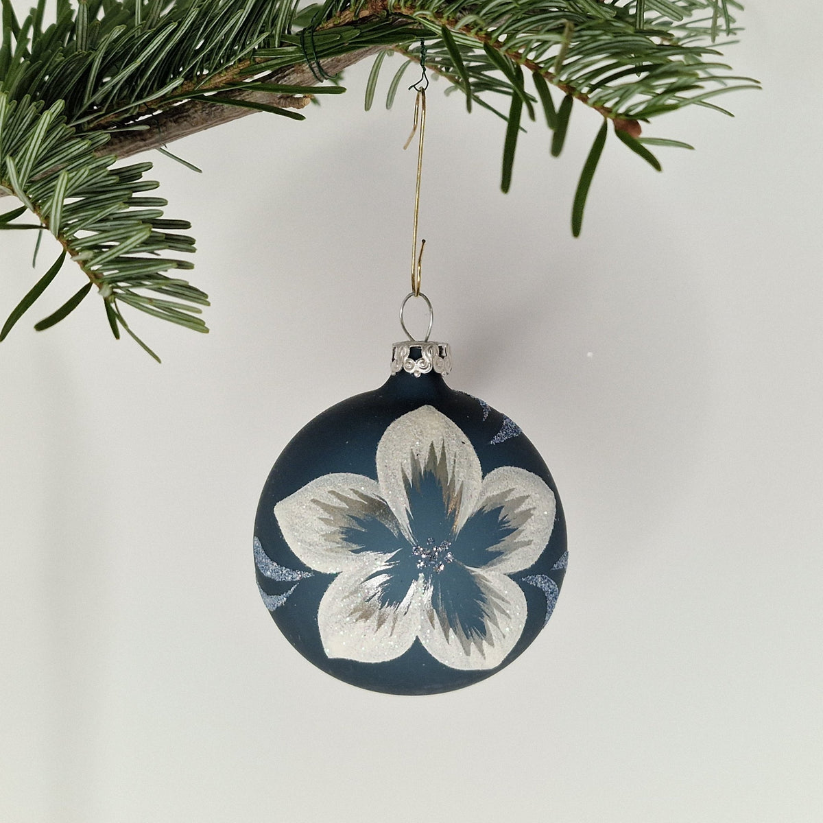 6cm, dekorerad transparent midnattsblå med stor vit julrosblomma - Julstämning.se
