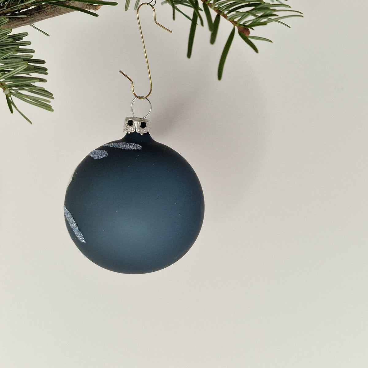 6cm, dekorerad transparent midnattsblå med stor vit julrosblomma - Julstämning.se