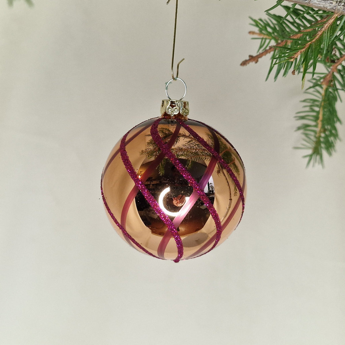 6cm, dekorerad glansig guld med lila mönster - Julstämning.se