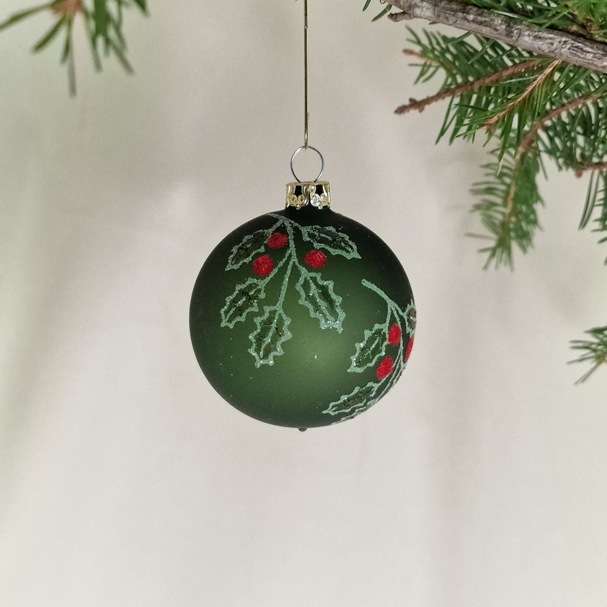 6cm, dekorerad matt mossgrön, halvtransparent med järnekmönster - Julstämning.se