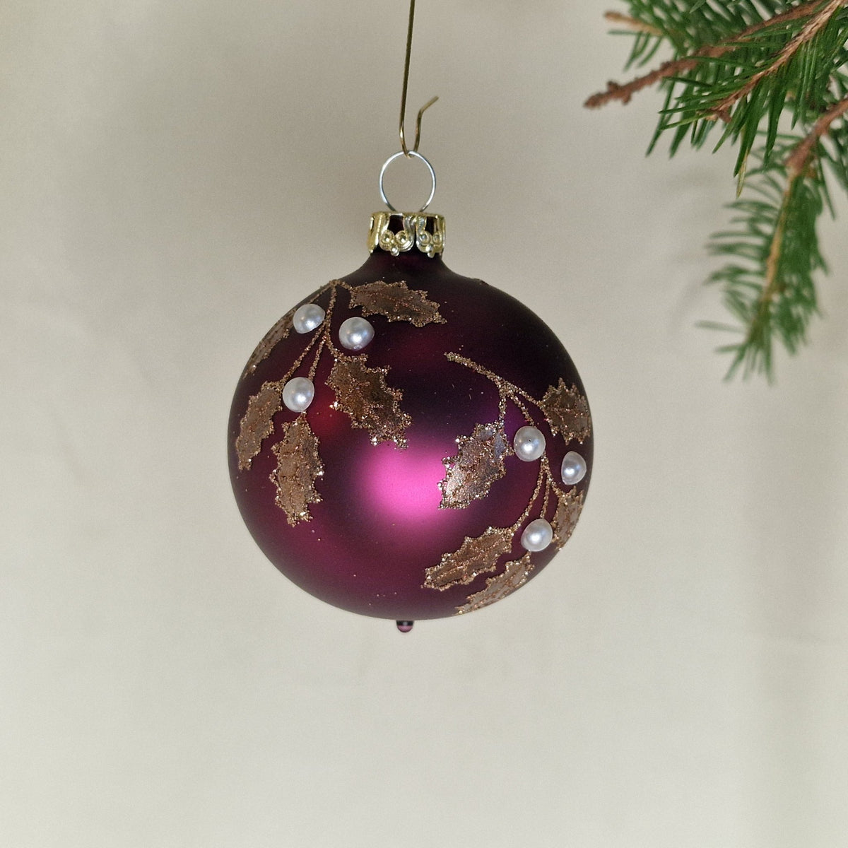 6cm, dekorerad matt aburgine-lila med järnekmönster och vita pärlor - Julstämning.se