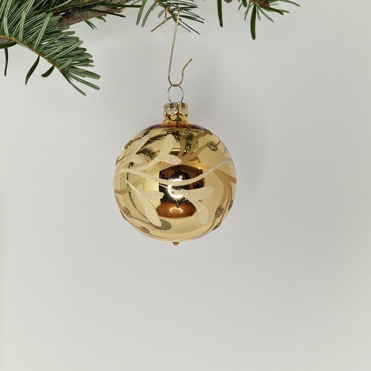 6cm, dekorerad glansig guld med kvistar i glitter och matta guldfärger - Julstämning.se