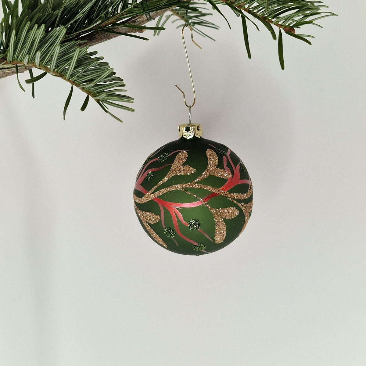6cm, dekorerad matt, halvtransparent, mossgrön med kvistar i guld och rött - Julstämning.se