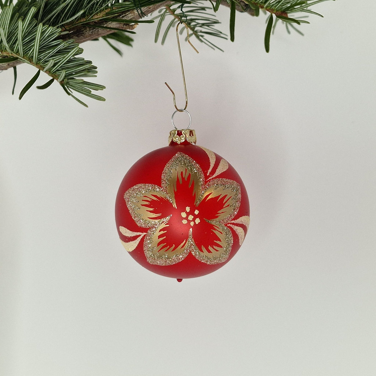 6cm, dekorerad halvtransparent matt i rött med julrosblomma i guld/silver-glitter - Julstämning.se