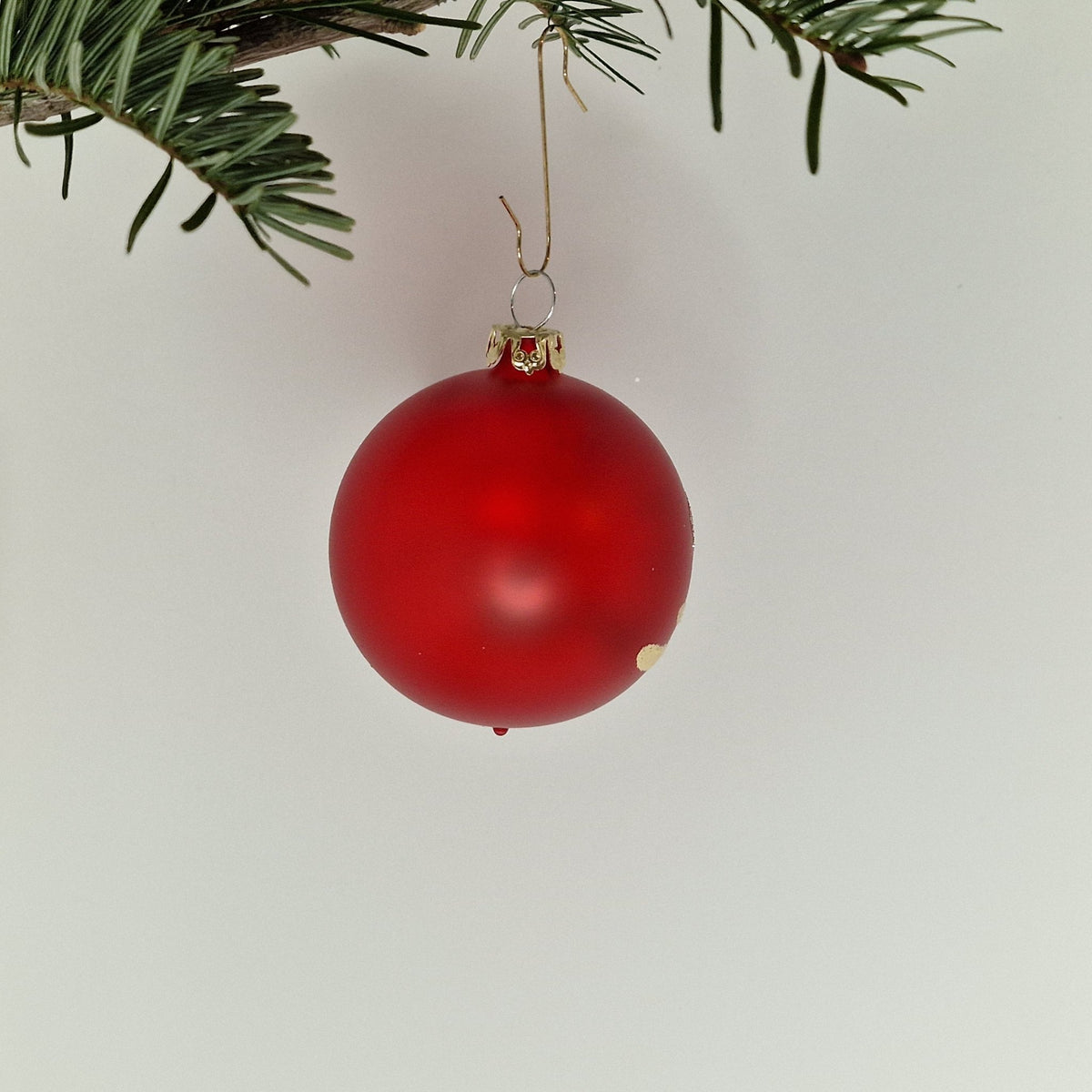 6cm, dekorerad halvtransparent matt i rött med julrosblomma i guld/silver-glitter - Julstämning.se