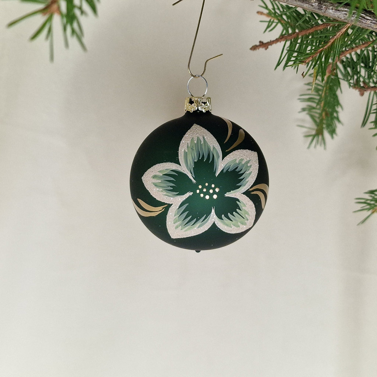 6cm, dekorerad halvtransparent matt i grönt med julrosblomma i vitt och guld - Julstämning.se