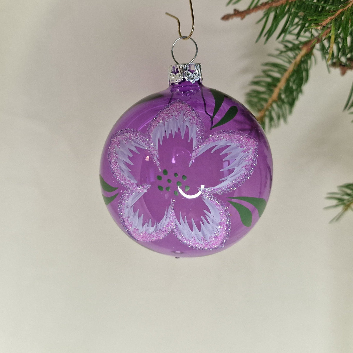 6cm, dekorerad transparent i lila med julrosblomma i vit, lila och glitter - Julstämning.se