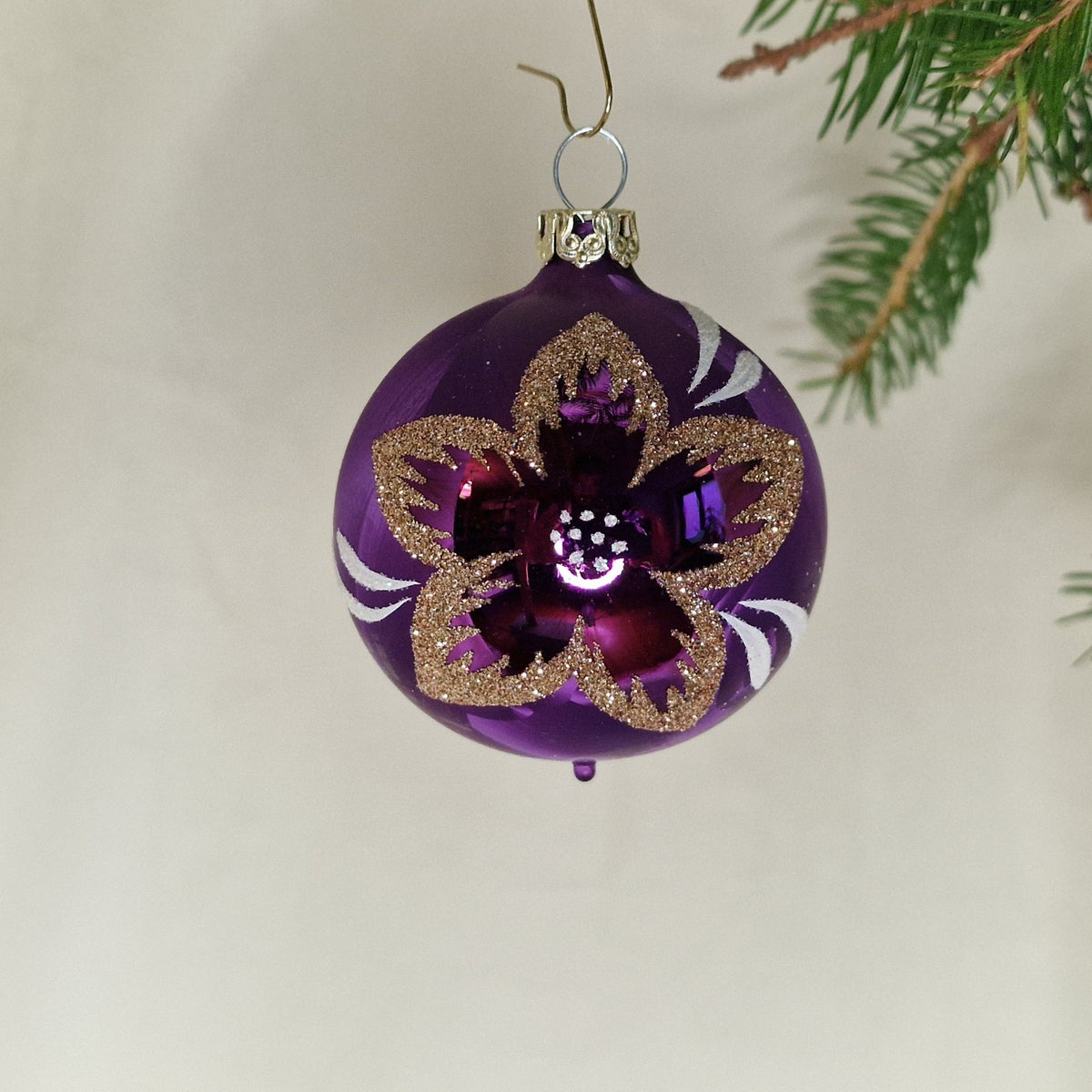 6cm, dekorerad transparent i mörklila med julrosblomma i vitt, guldoch glitter - Julstämning.se