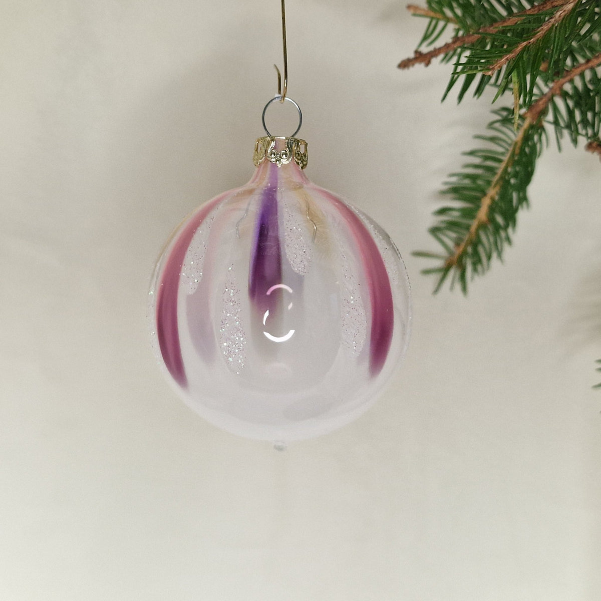 6cm, dekorerad halvtransparent med lila glittrig överdel - Julstämning.se