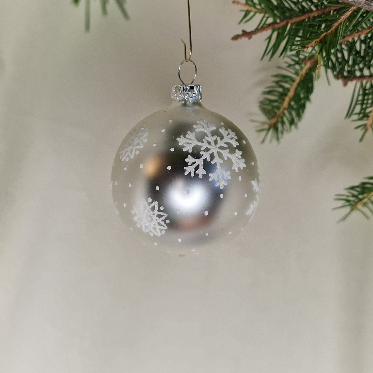6cm, dekorerad matt i silver med snöflingor i vitt - Julstämning.se