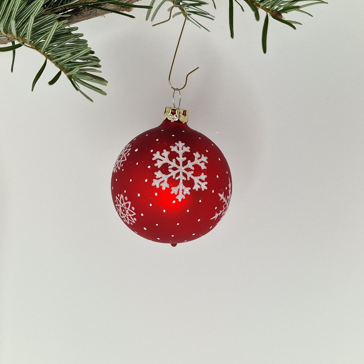 6cm, dekorerad matt i klarröd med snöflingor i vitt - Julstämning.se