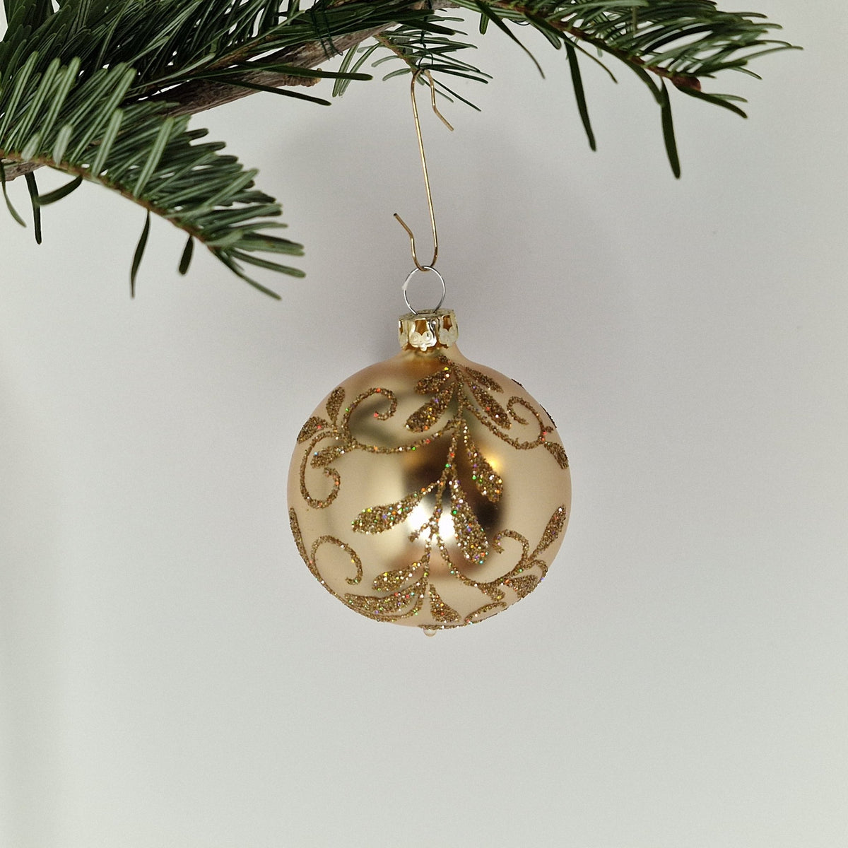 6cm, dekorerad matt guld med glittriga guldkvistar - Julstämning.se
