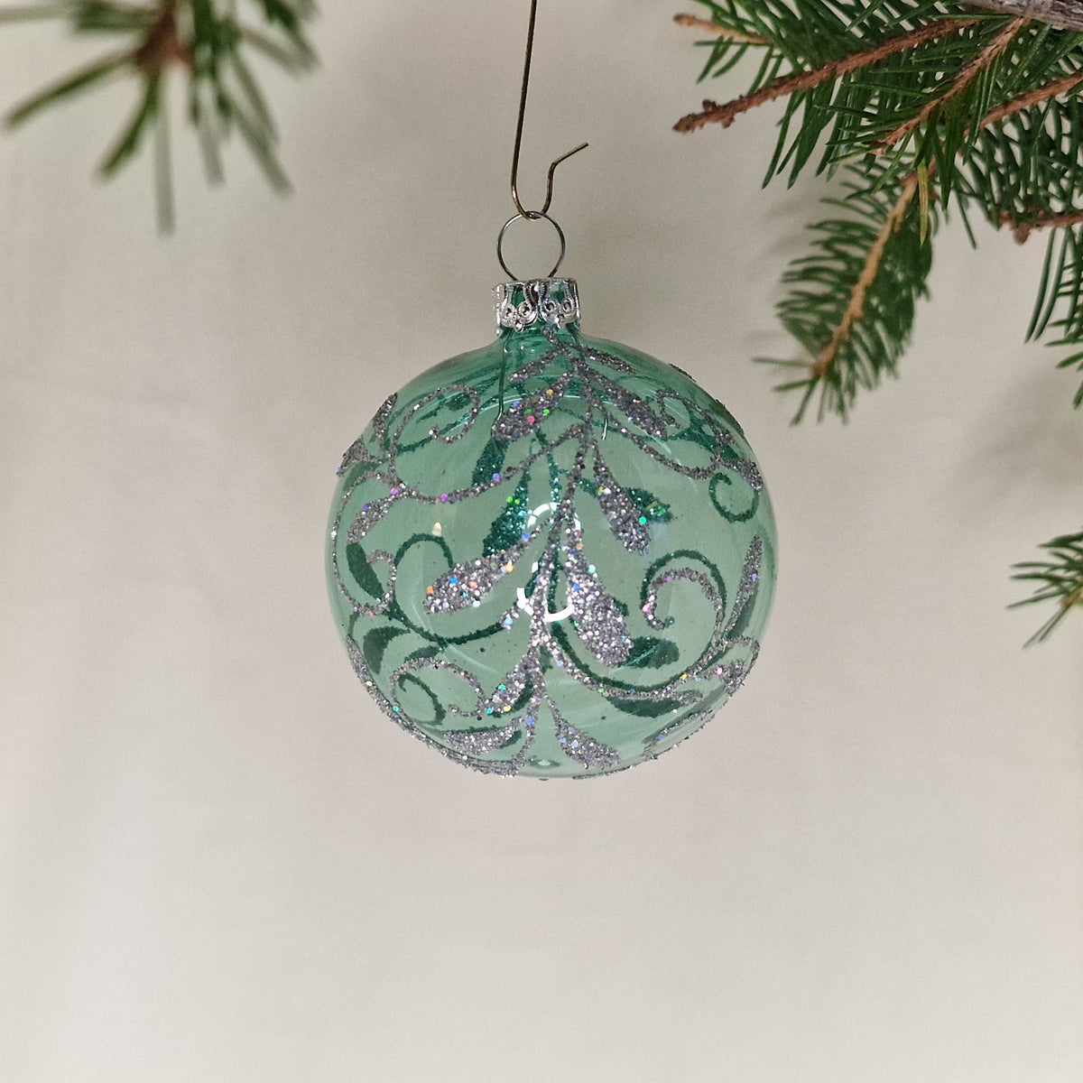 6cm, dekorerad transparent mintgrön med girlanger i glitter - Julstämning.se