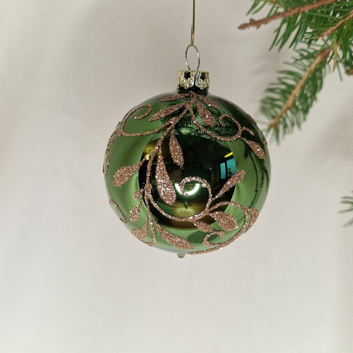 6cm, dekorerad glansig grön med girlanger i guldglitter - Julstämning.se
