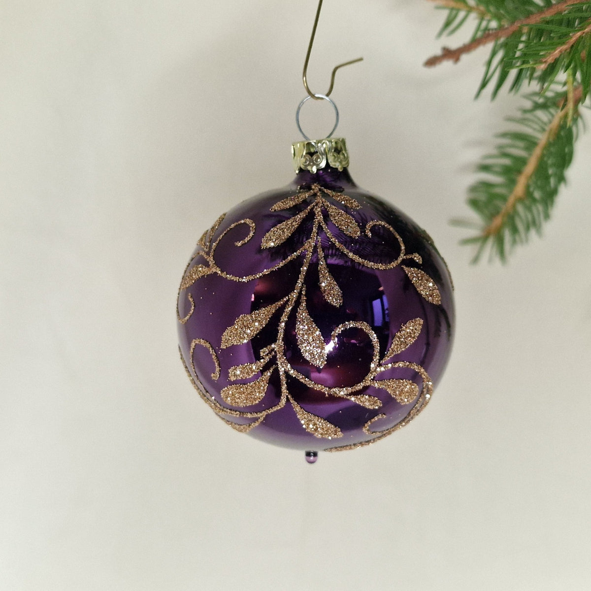 6cm, dekorerad glansig lila med girlanger i guldglitter - Julstämning.se
