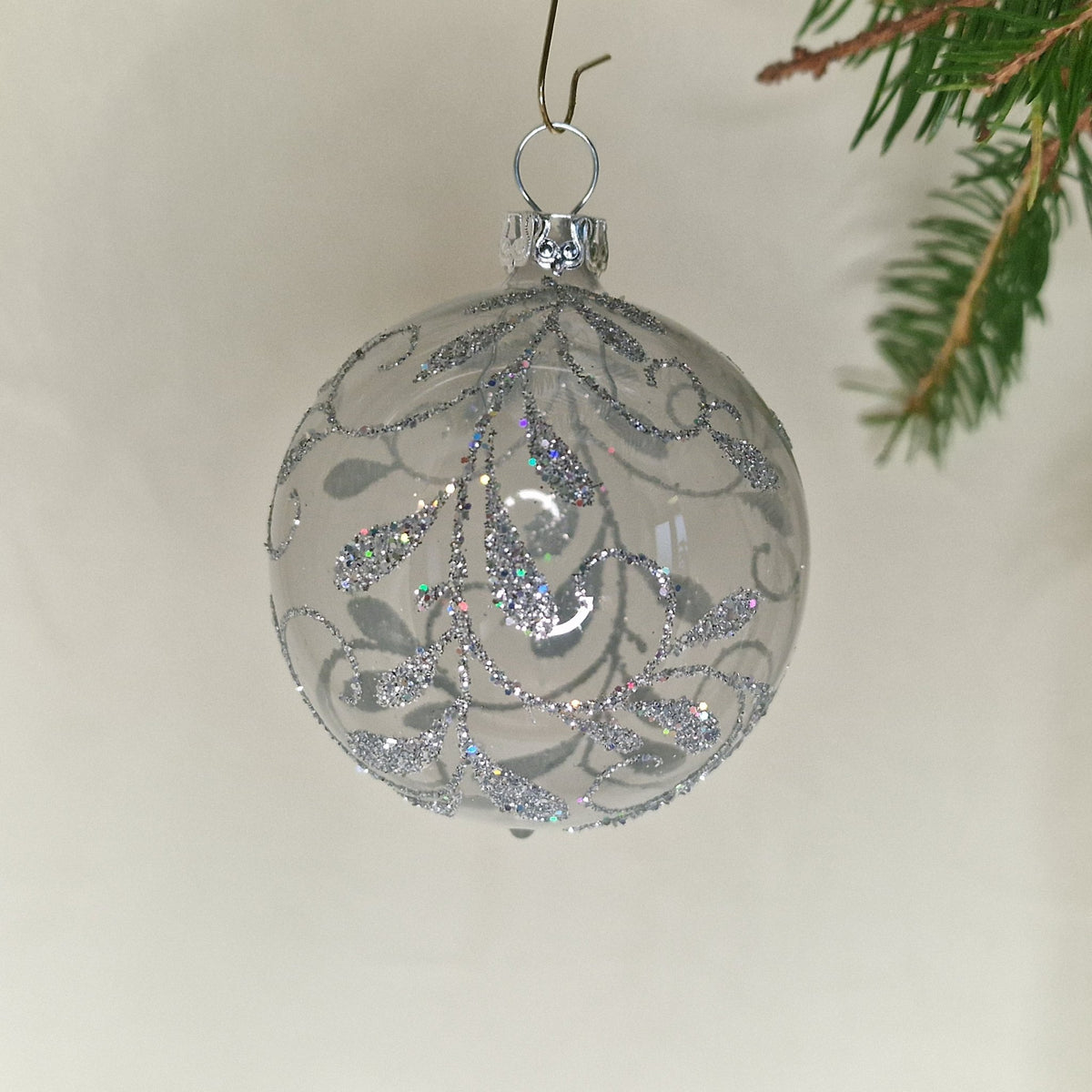 6cm, dekorerad transparent rök/vit-färgad med girlanger i glitter - Julstämning.se