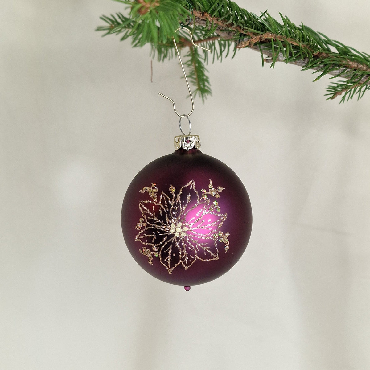 6cm, dekorerad matt lila med julrosblomma i guldglitter - Julstämning.se