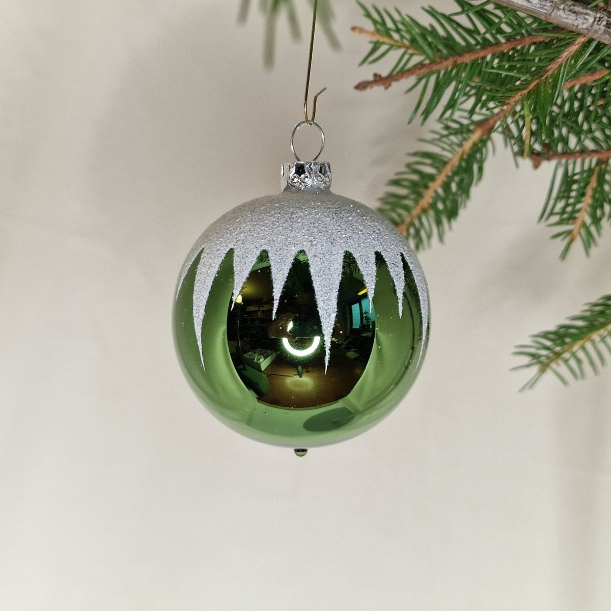 6cm, dekorerad glansig grön med vit/glittrig topping - Julstämning.se