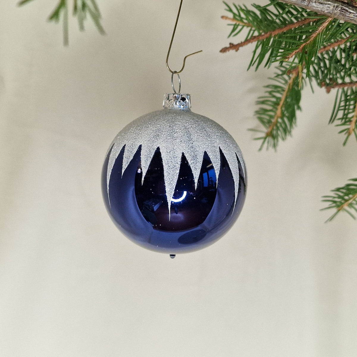 6cm, dekorerad glansig mörkblå med vit/glittrig topping - Julstämning.se