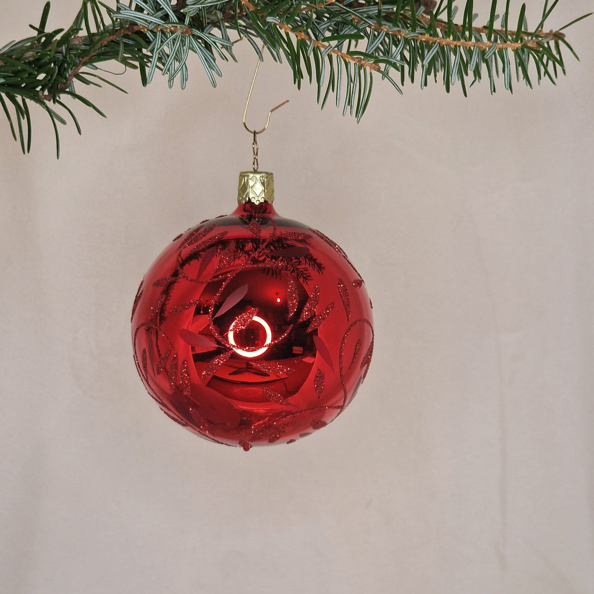 8cm glansig klarröd med girlanger i mörkrött glitter - Julstämning.se