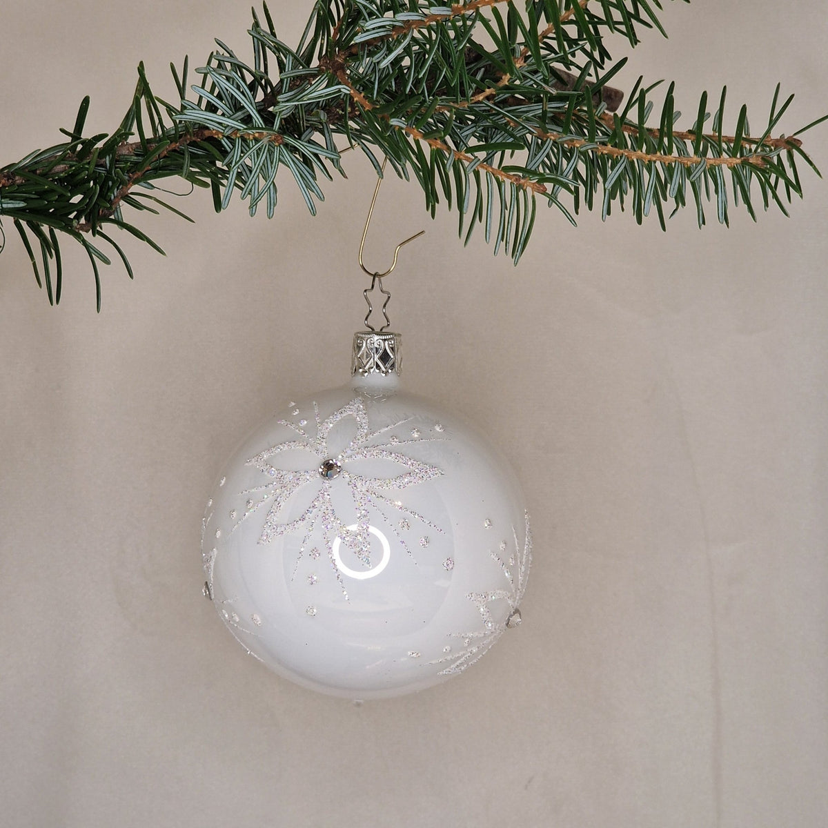 8cm glansig vit med julros i glitter vitt/silver - Julstämning.se