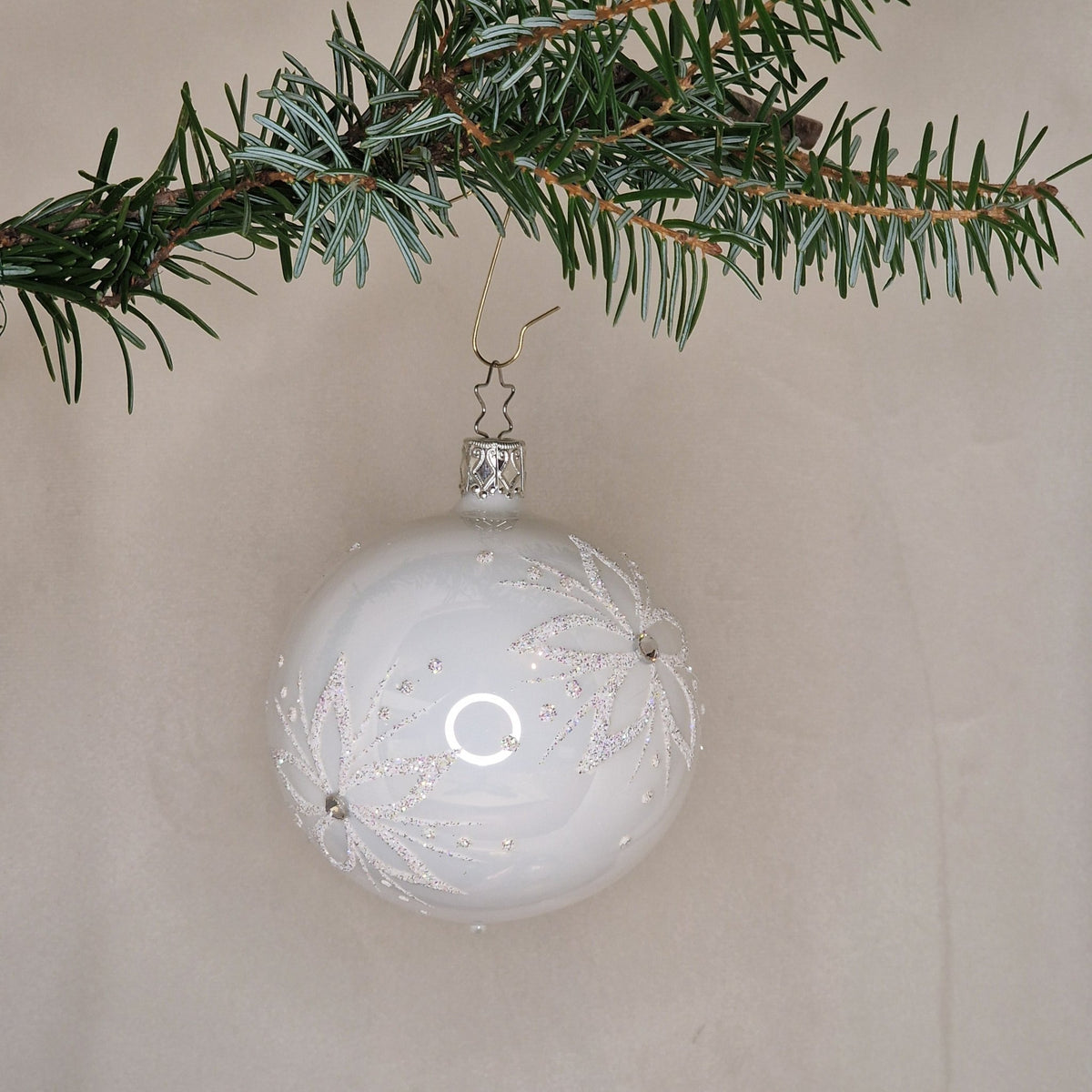 8cm glansig vit med julros i glitter vitt/silver - Julstämning.se
