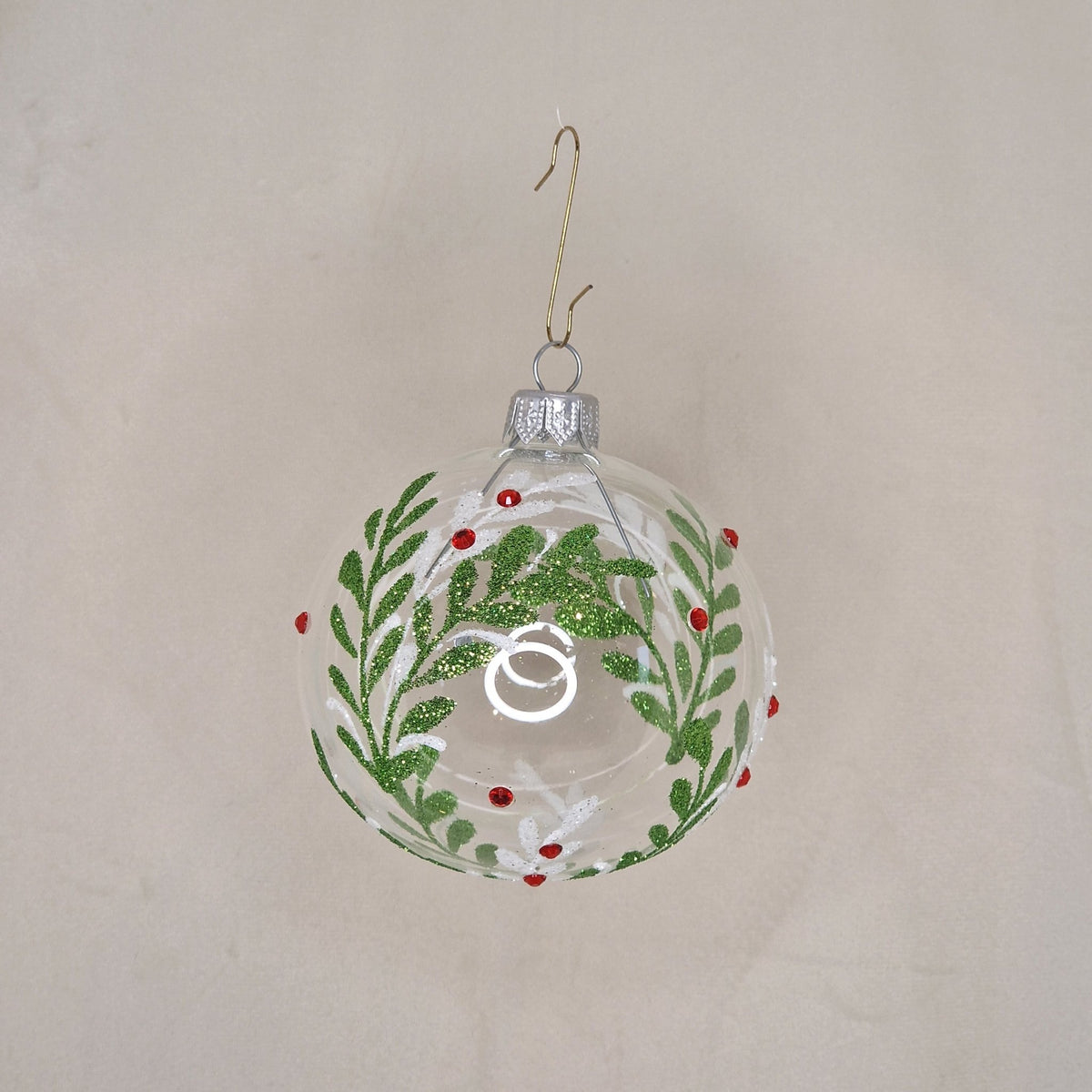 8cm transparent klar kula med grön dekoration och röda bär - Julstämning.se