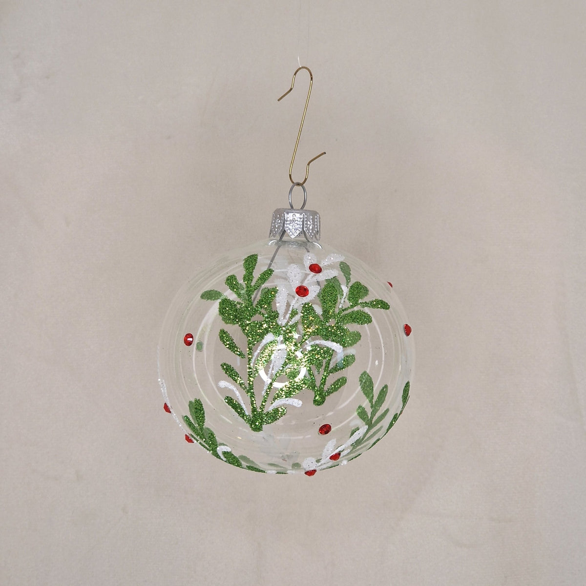 8cm transparent klar kula med grön dekoration och röda bär - Julstämning.se