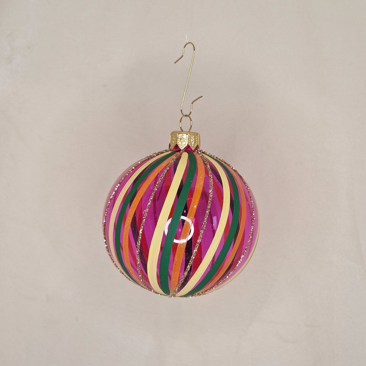 8cm transparent i rosa-lila med swirls i grönt, orange och lime-gult - Julstämning.se