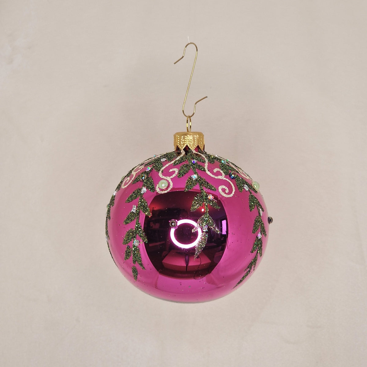 8cm glansig lila-rosa/violett med gröna kvistar och vita pärlor - Julstämning.se