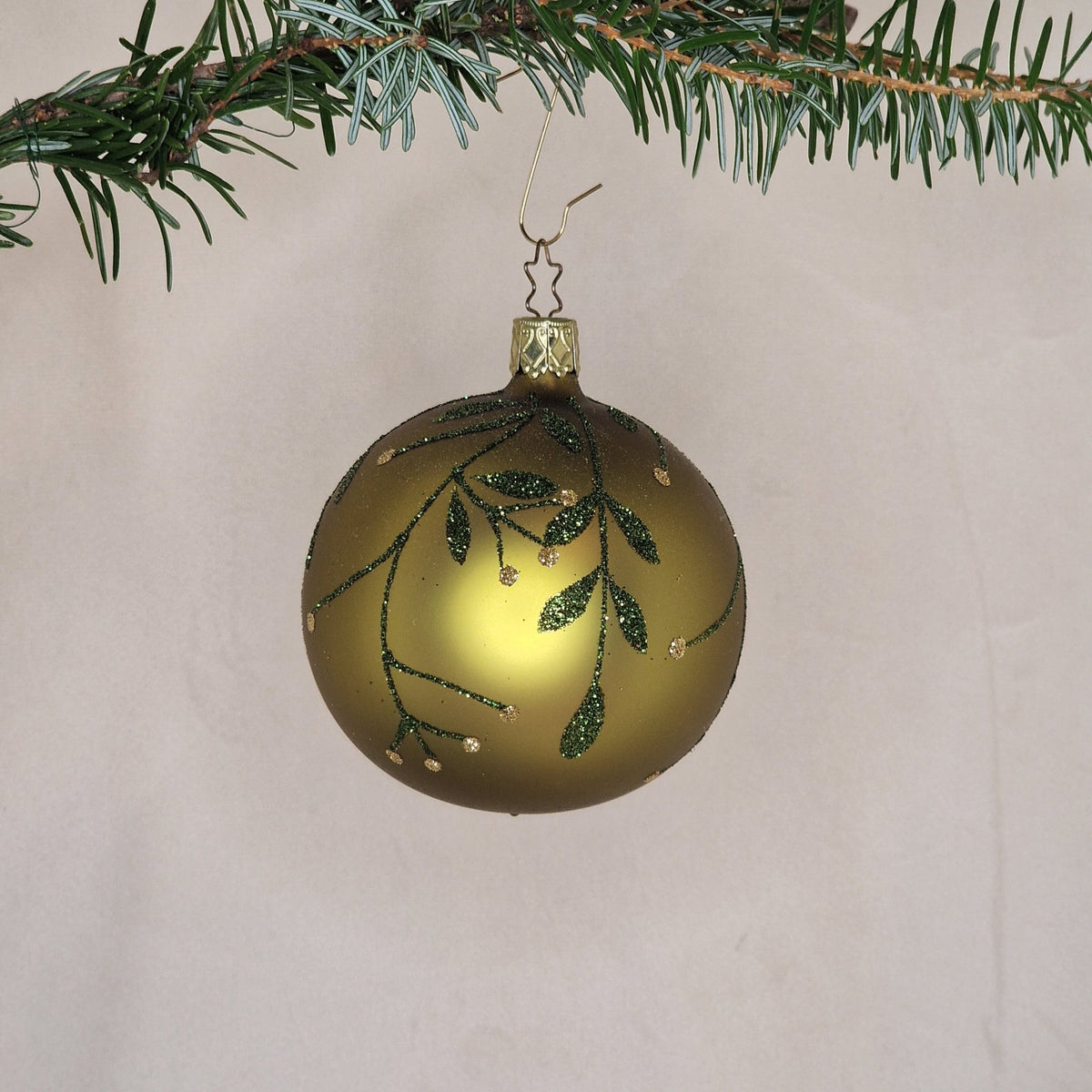 8cm matt mossgrön-lime med glittrig dekoration i grönt - Julstämning.se