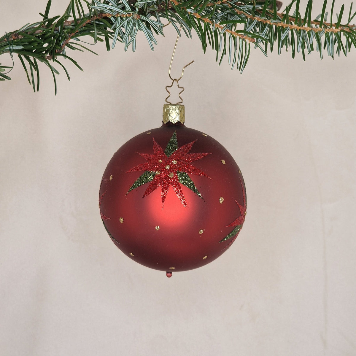 8cm matt mörkröd med julstjärnor - Julstämning.se