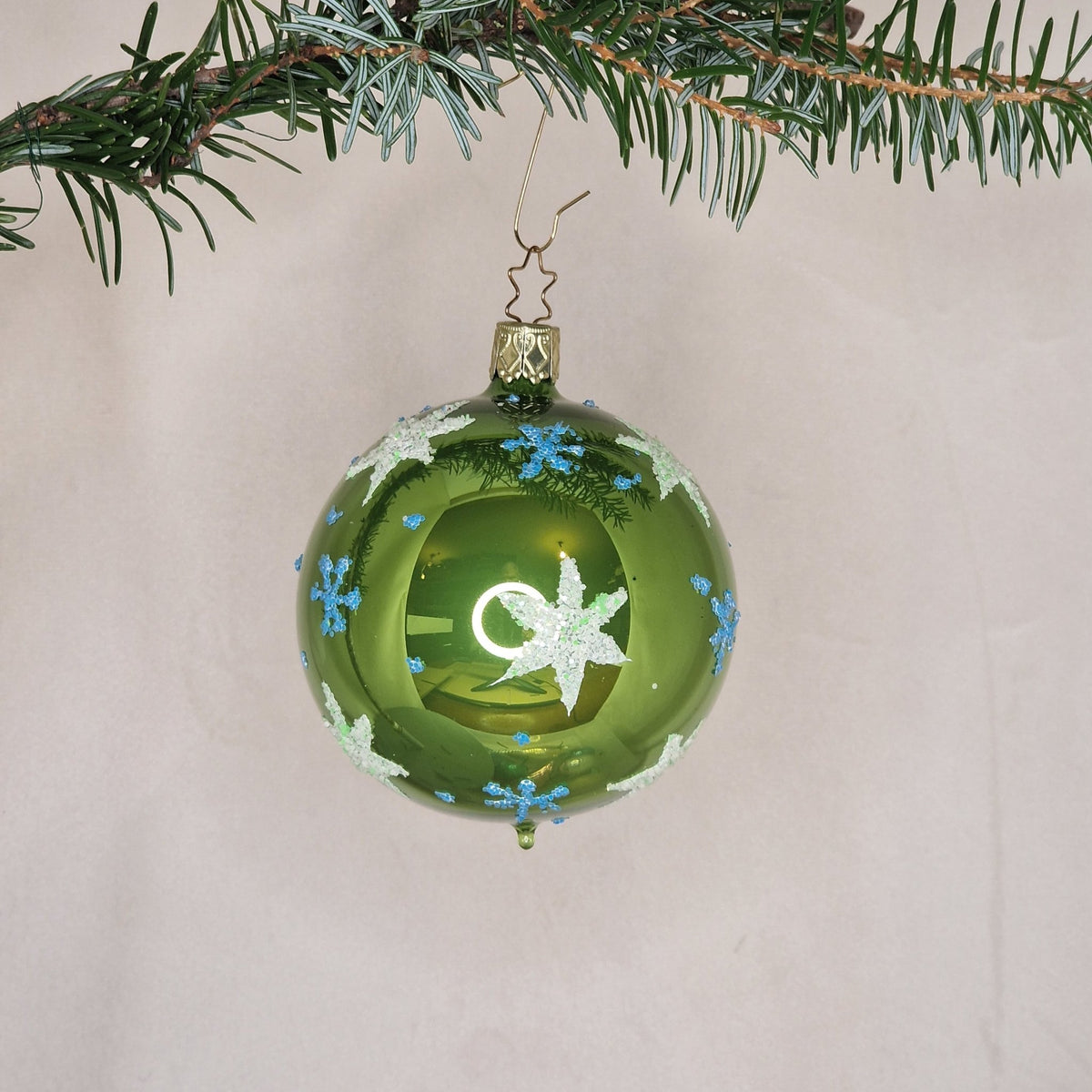 8cm glansig grön med stjärnor i silver-lime och blått - Julstämning.se