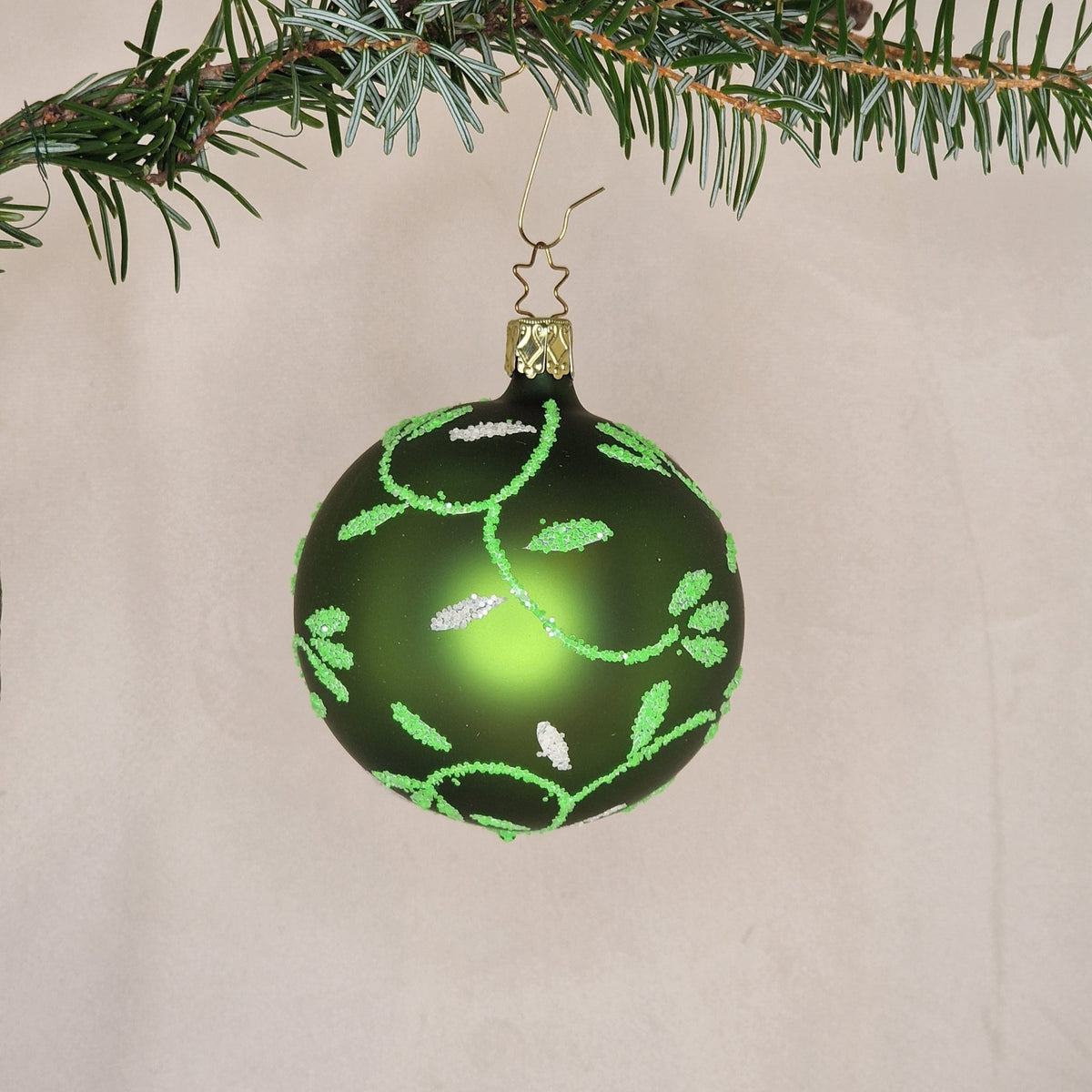 8cm matt mörk-mossgrön med glitterkvistar i grönt och silver - Julstämning.se