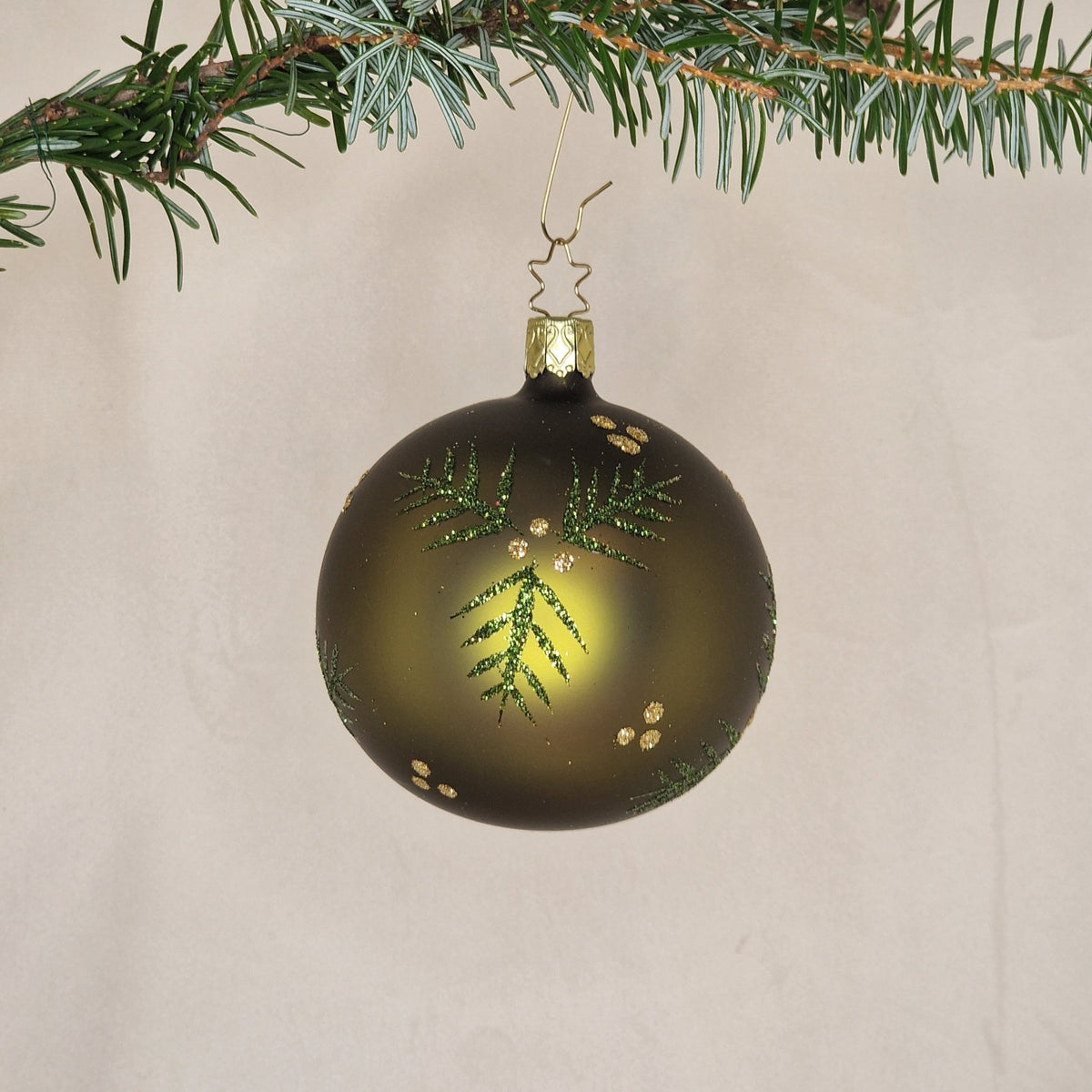 8cm matt mossgrön-lime med barrkvistar i grönt glitter och vita bär - Julstämning.se