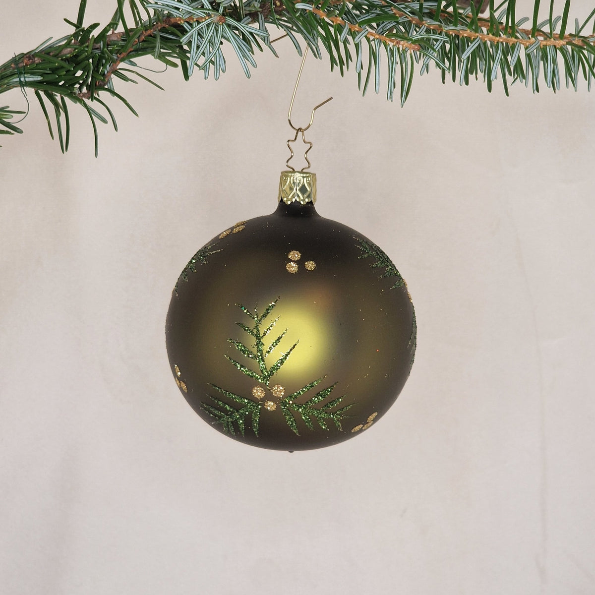 8cm matt mossgrön-lime med barrkvistar i grönt glitter och vita bär - Julstämning.se