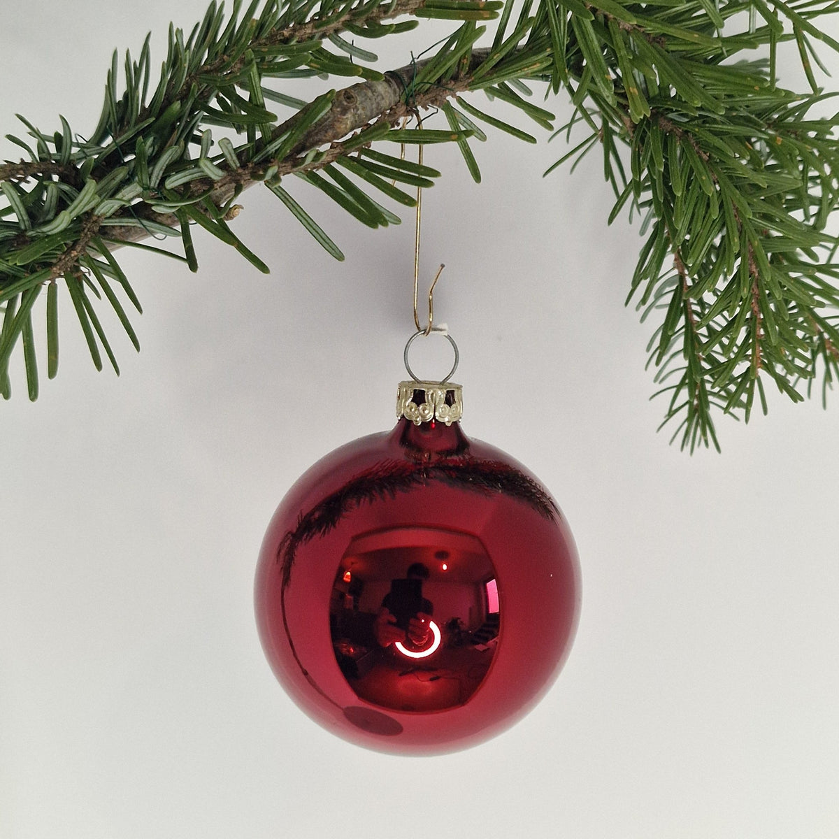 6cm enfärgad glansig mörkröd - Julstämning.se