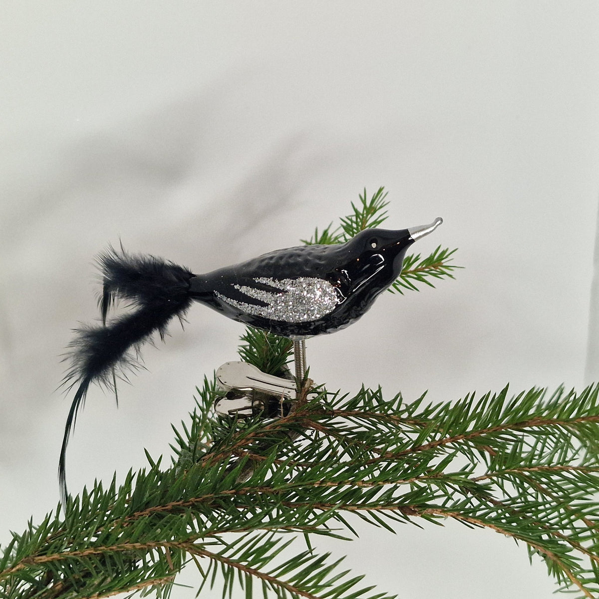7cm sittande glansig svart fågel med svarta fjädrar - Julstämning.se