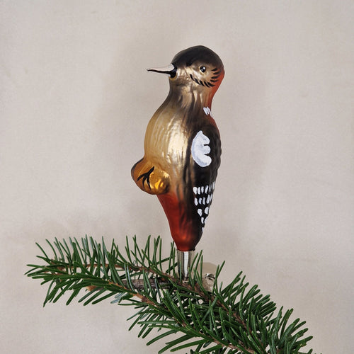 12cm sittande/stående hackspett med klämma - Julstämning.se