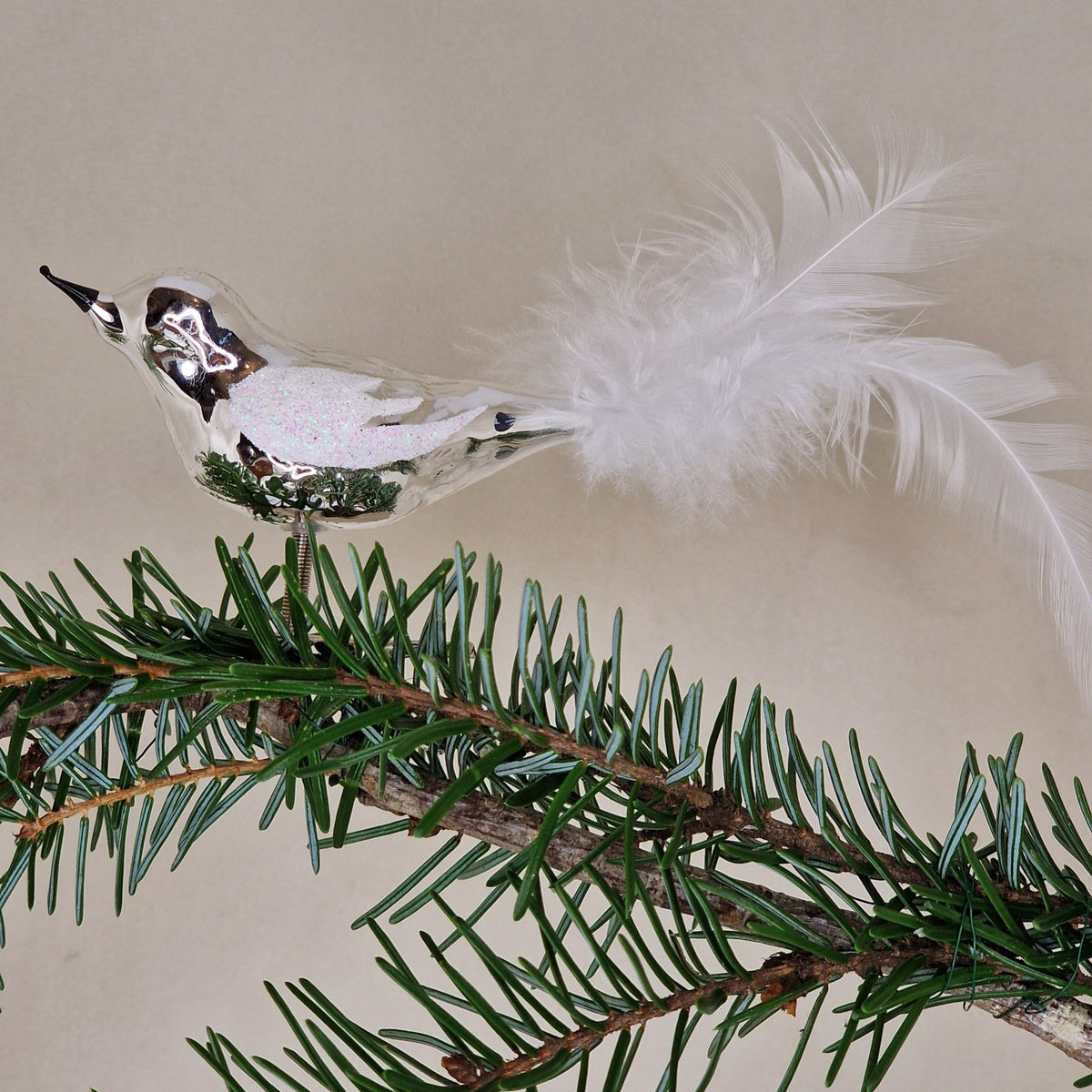 7cm glansig silverfärgad fågel med vita fjädrar - Julstämning.se