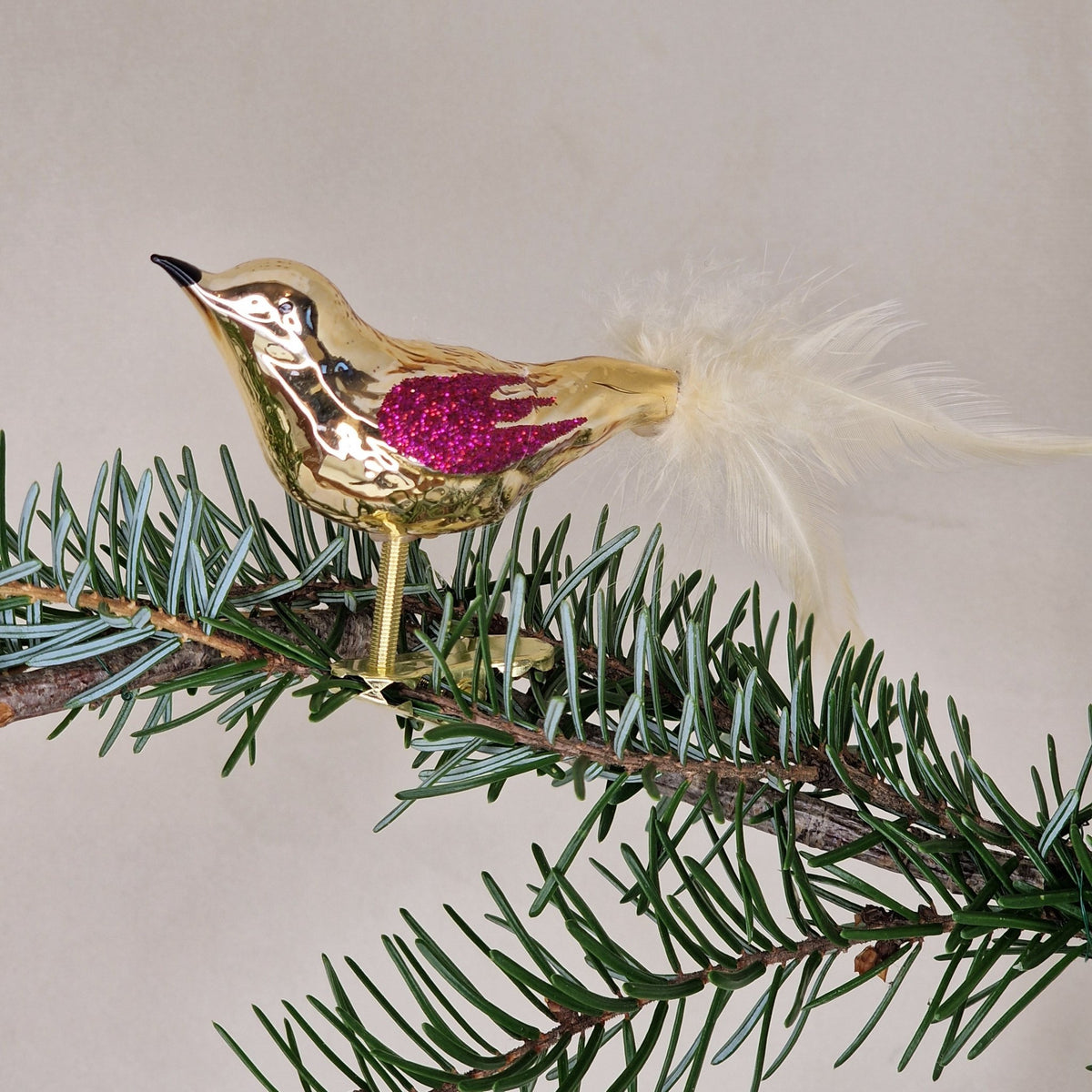 7cm mörkguldfärgad med lila och benvita fjädrar - Julstämning.se