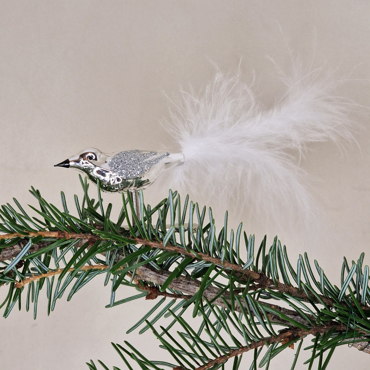 5cm silvrig med glitter och vita fjädrar - Julstämning.se