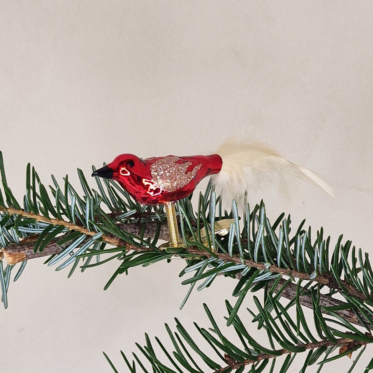 5cm klarröd glansig med benvita fjädrar - Julstämning.se