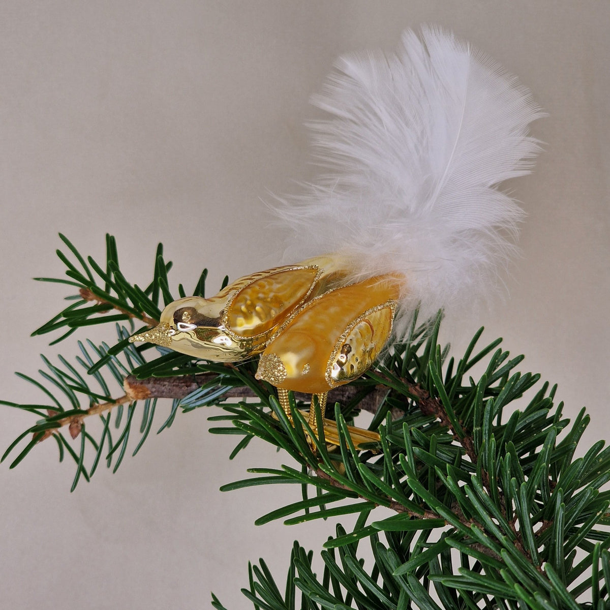 6cm guldfärgade fåglar med vita fjädrar i par - Julstämning.se