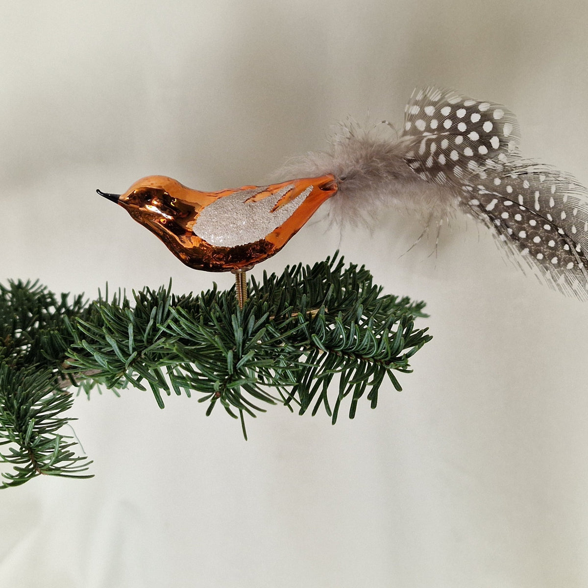 7cm kopparfärgad glansig fågel med prickiga fjädrar - Julstämning.se