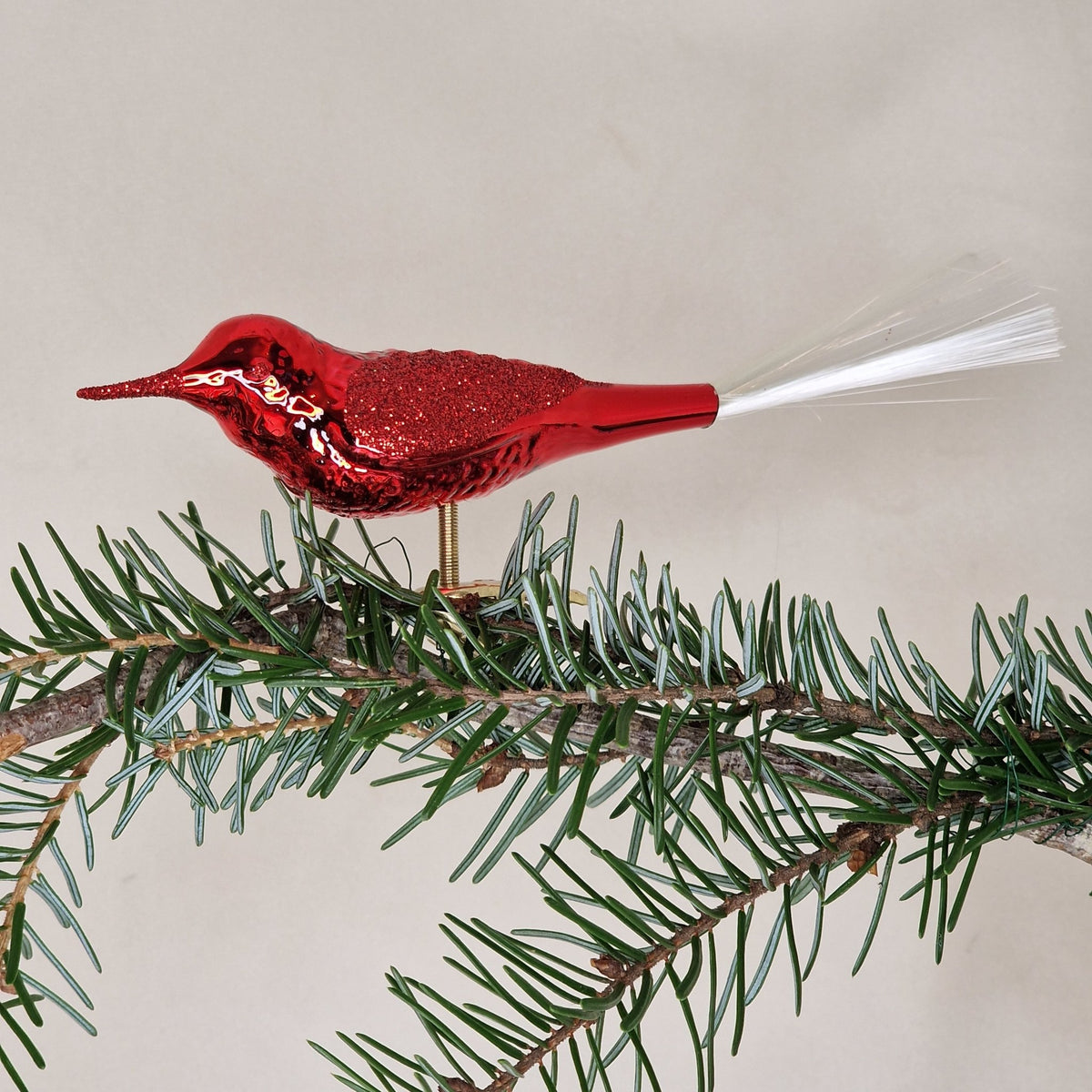 12cm klarröd glansig fågel med vita spröt - Julstämning.se