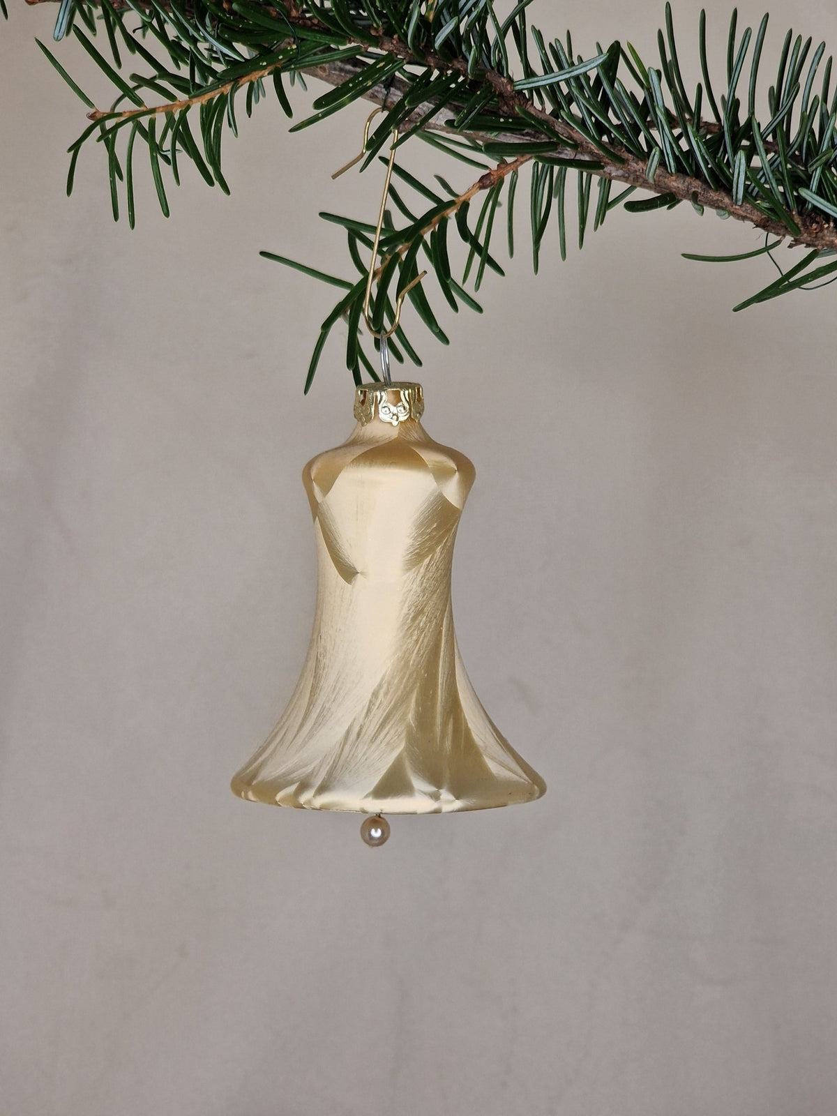 5cm hängande klocka i frostat guld - Julstämning.se